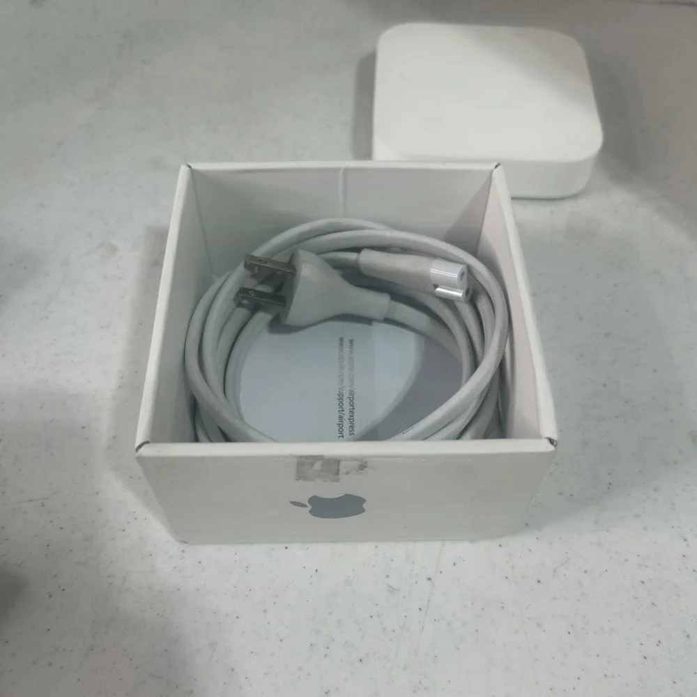 Apple AirPort Express Base Station A1392 802.11n Wi-Fi Router White AirPlay